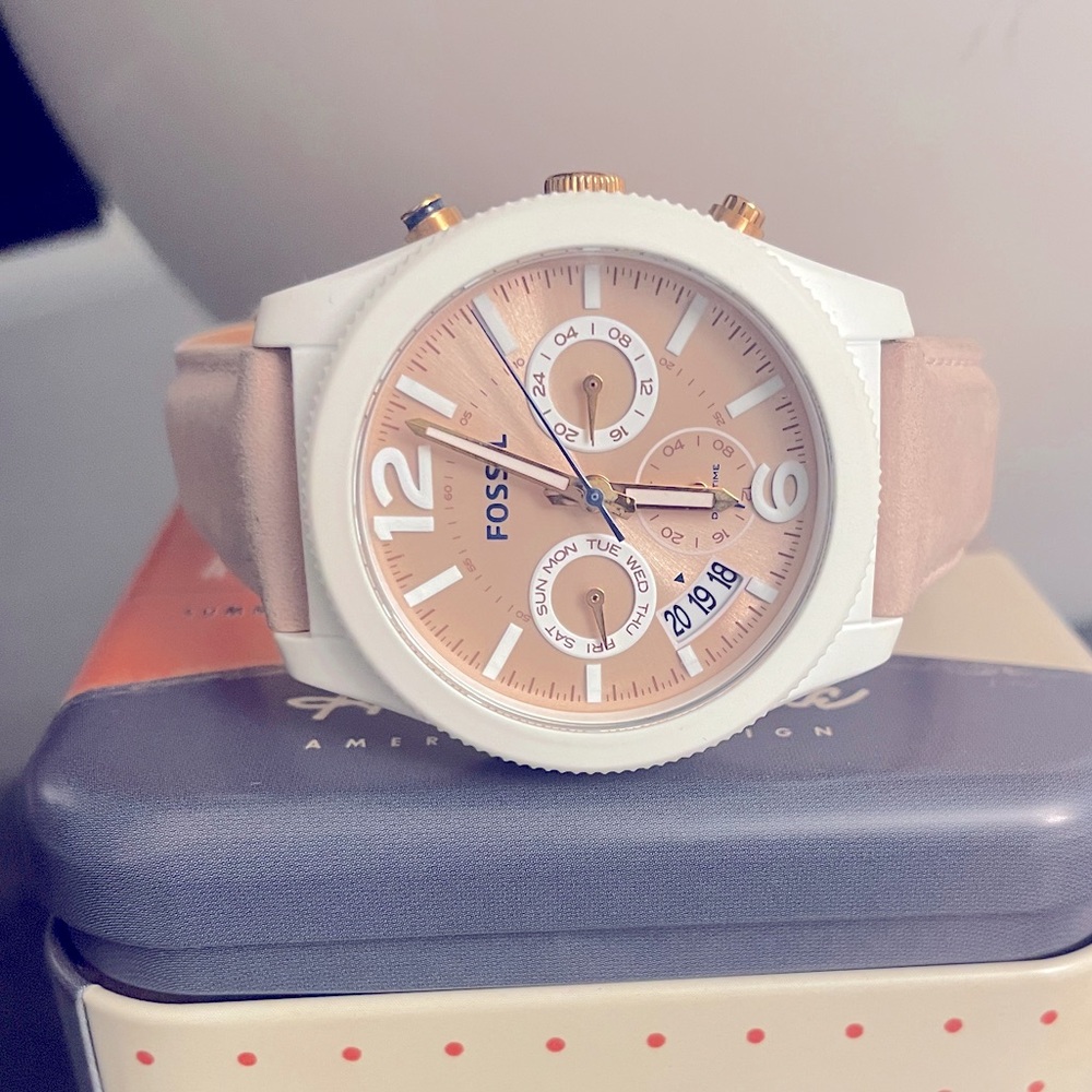 Fossil watch. Light pink  suede straps and watch is white. Very good conditions.